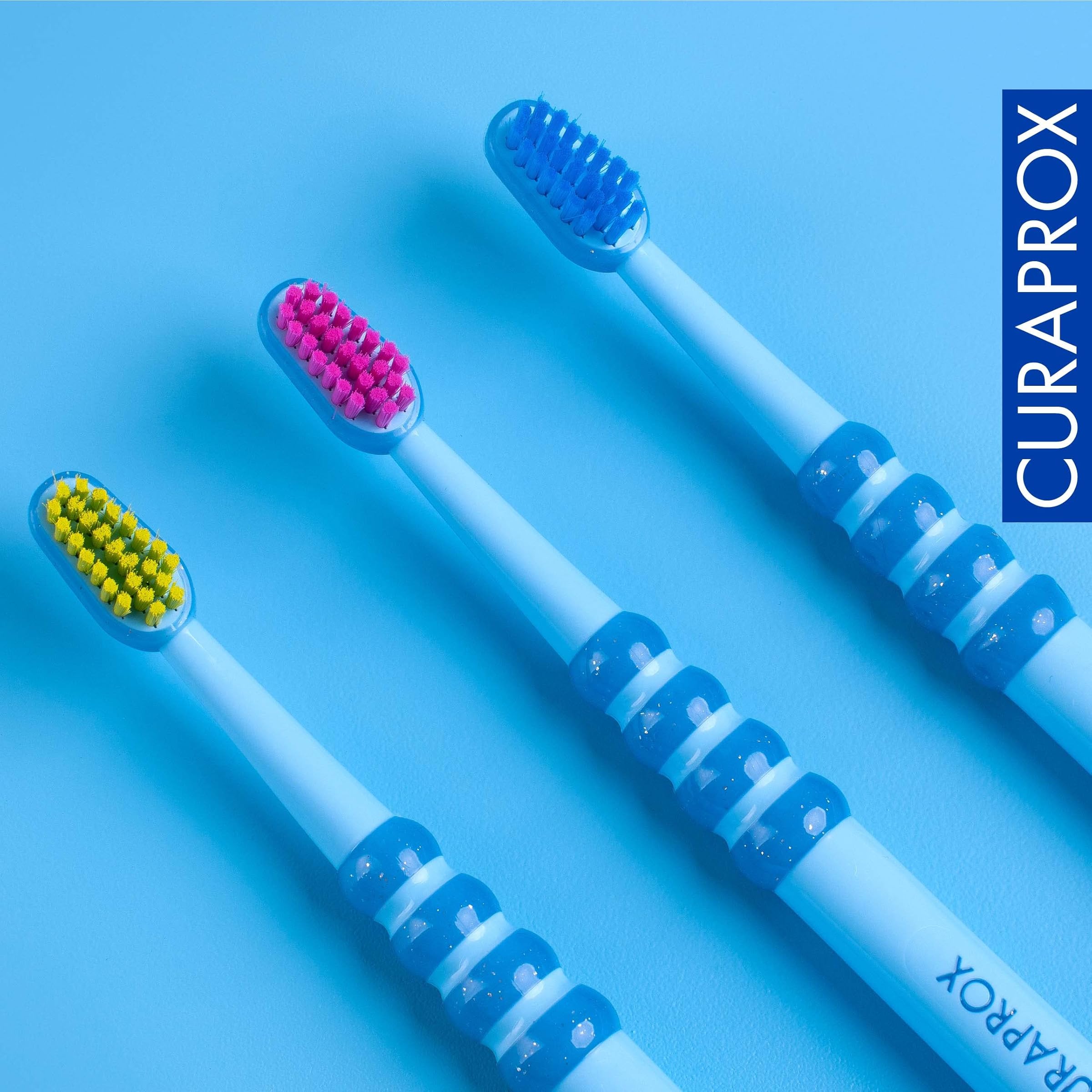 Curaprox Bebek diş fırçası – Bebekler için ilk diş fırçası 4260 ekstra yumuşak kürler kıllı ve küçük kauçuk başlıklı – İlk dişler için – rastgele renk