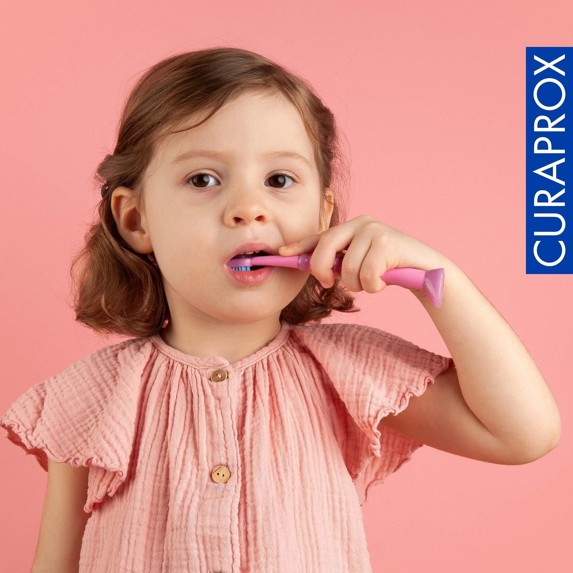 Curaprox Bebek diş fırçası – Bebekler için ilk diş fırçası 4260 ekstra yumuşak kürler kıllı ve küçük kauçuk başlıklı – İlk dişler için – rastgele renk